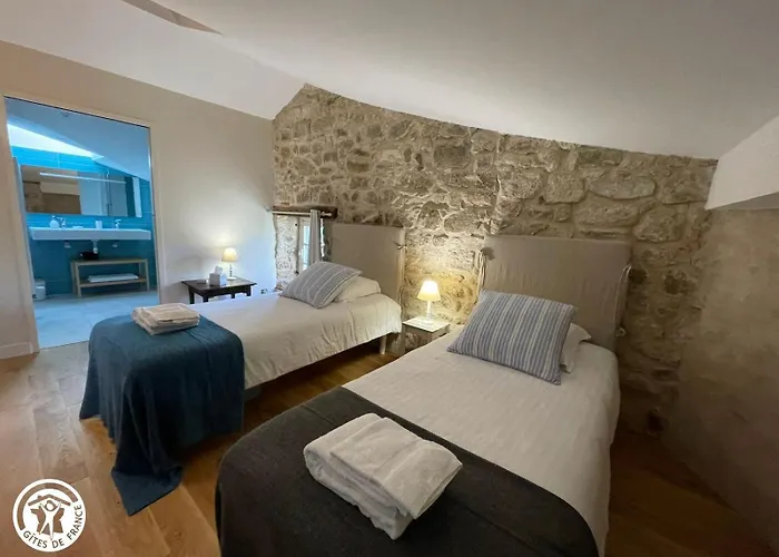 Le Du Vieux Chateau بيت للعطل